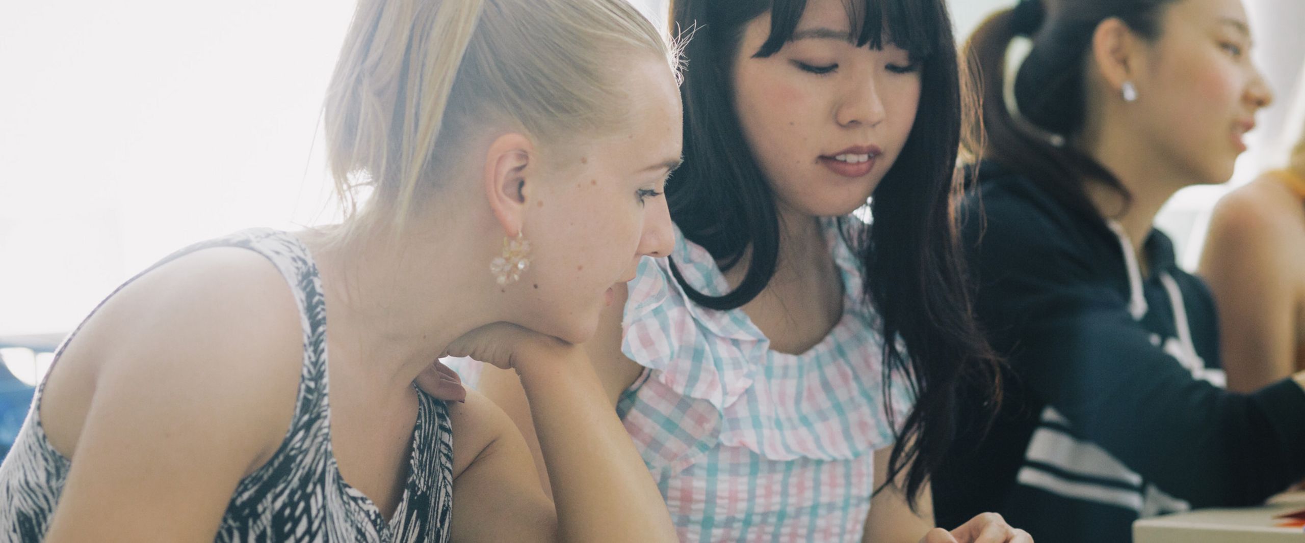 Internationale Studentinnen lernen gemeinsam