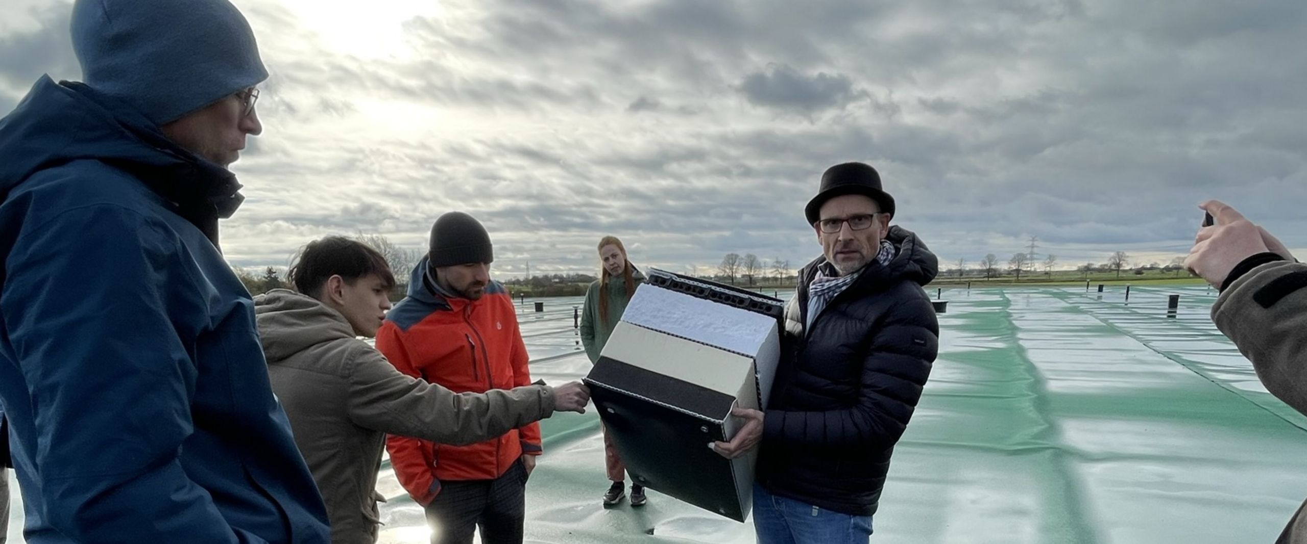 Studierendengruppe bei einer Exkursion auf dem Erdbeckenw&auml;rmespeicher in Meldorf (Schleswig-Holstein)