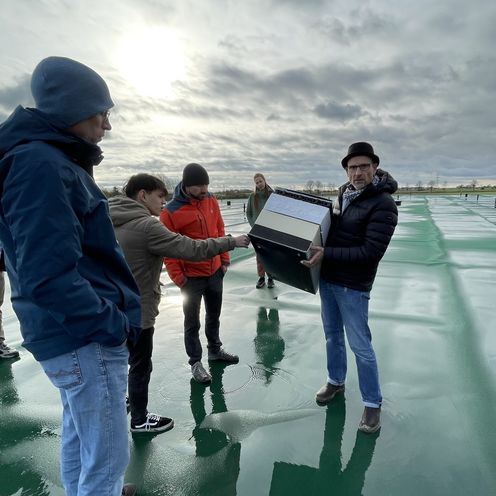Studierendengruppe bei einer Exkursion auf dem Erdbeckenw&auml;rmespeicher in Meldorf (Schleswig-Holstein)