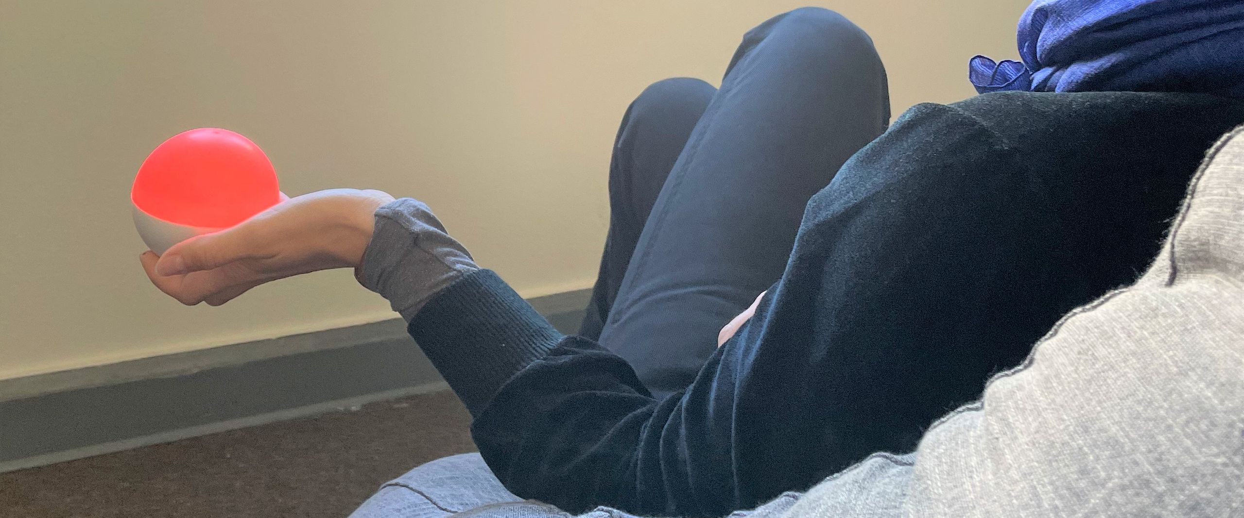 Bio-Feedback SGM Person hält Qiu in der Hand