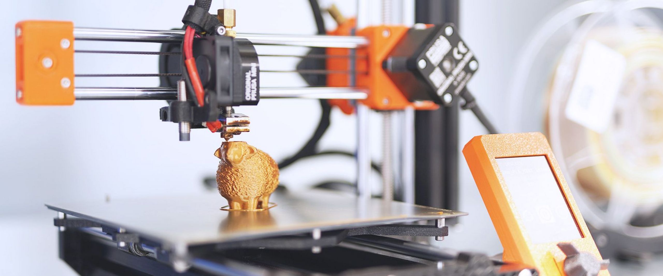 3D-Drucker im FreiRaum@HSB, der 3D-Drucker druckt ein Schaf