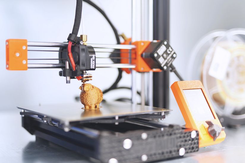 3D-Drucker im FreiRaum@HSB, der 3D-Drucker druckt ein Schaf