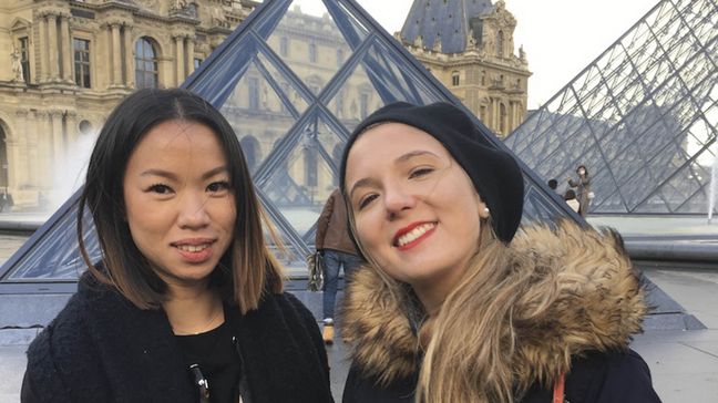 Nilay M. Auslandssemester Studierende vor Louvre, Paris