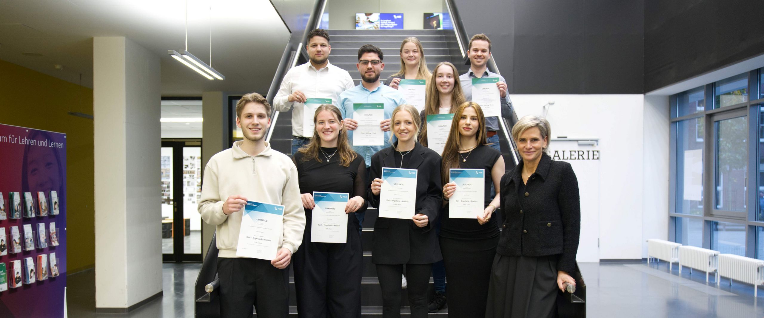 Gruppenbild mit M&auml;nnern und Frauen