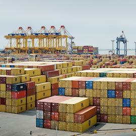 Eine große Anzahl gestapelter Überseecontainer im Containerterminal Bremerhaven.