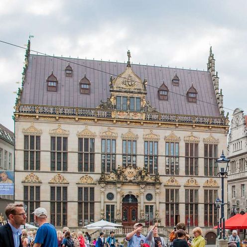 Blick auf den Bremer Marktplatz mit dem Sch&uuml;tting, Sitz der Handelskammer, in der Mitte.
