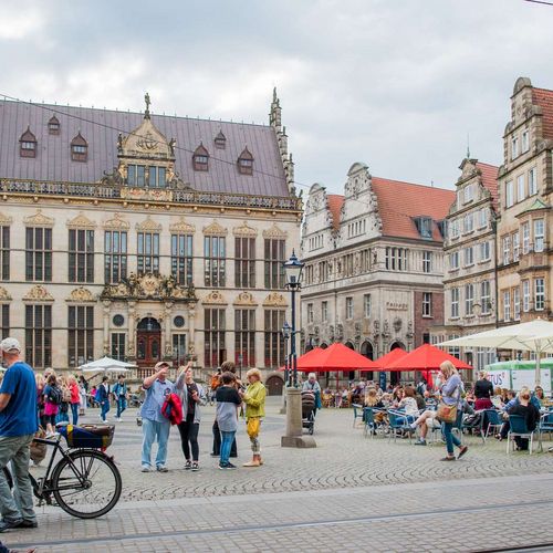 Blick auf den Bremer Marktplatz mit dem Schütting, Sitz der Handelskammer, in der Mitte.