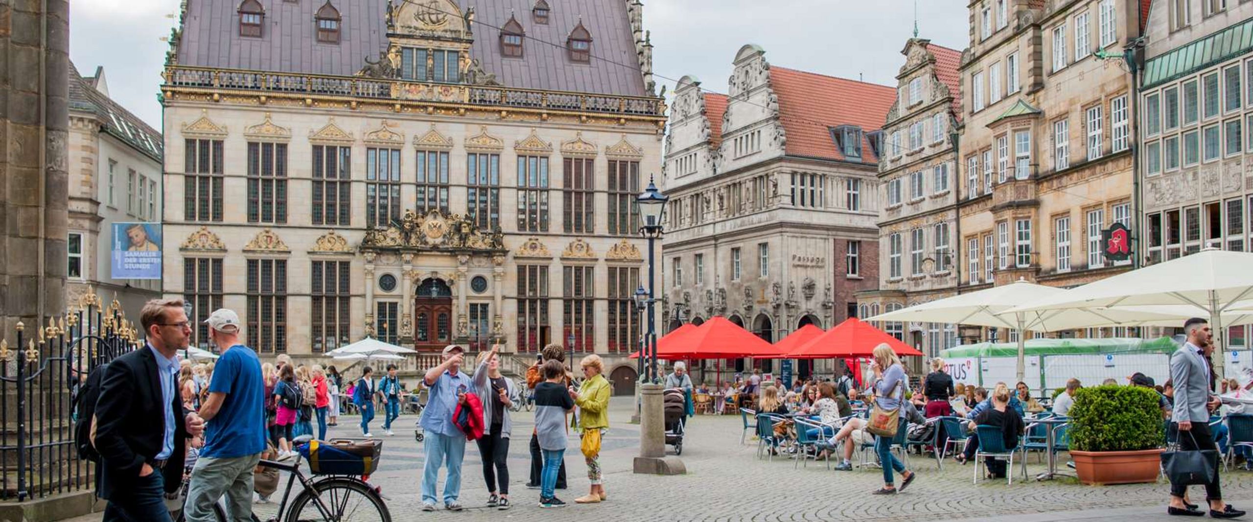 Blick auf den Bremer Marktplatz mit dem Sch&uuml;tting, Sitz der Handelskammer, in der Mitte.