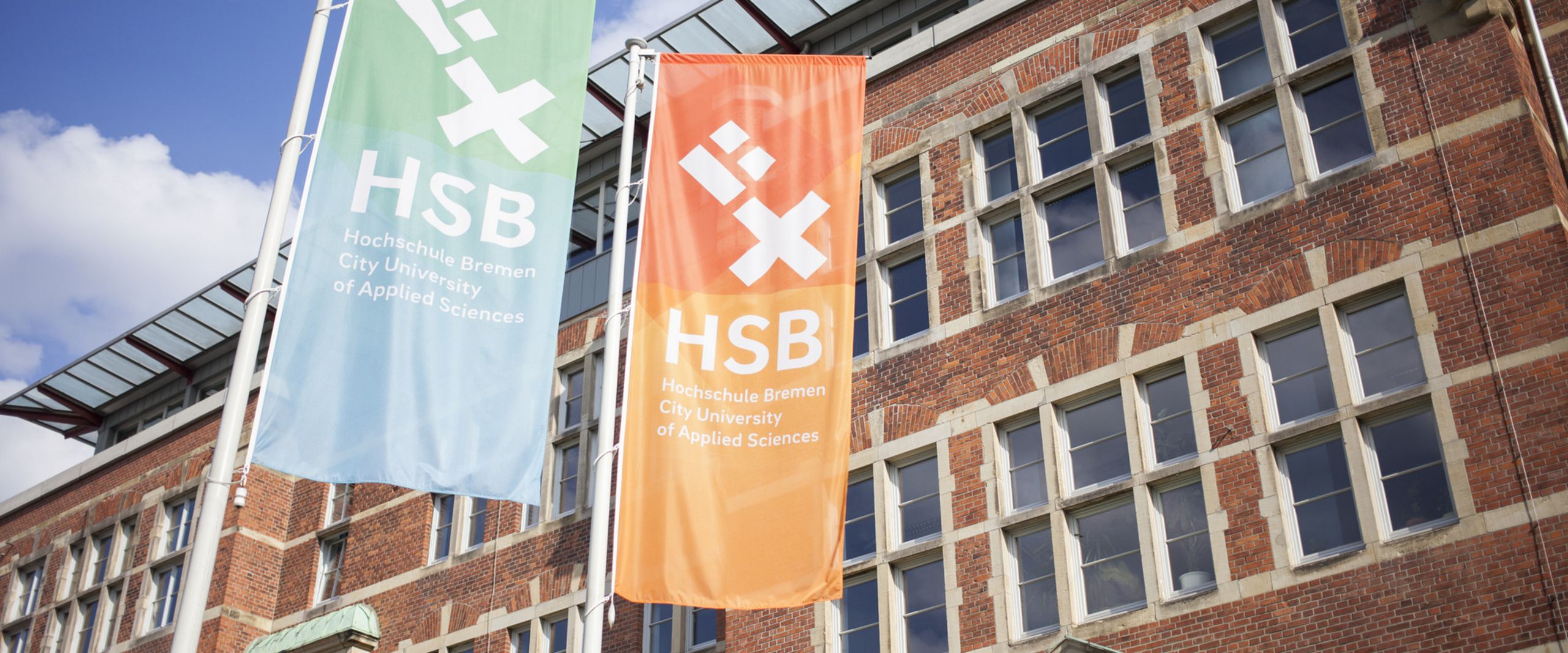 Flaggen vor dem M-Gebäude der HSB