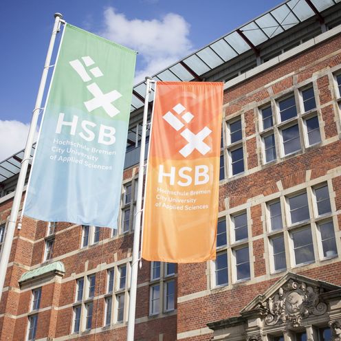 Flaggen vor dem M-Geb&auml;ude der HSB