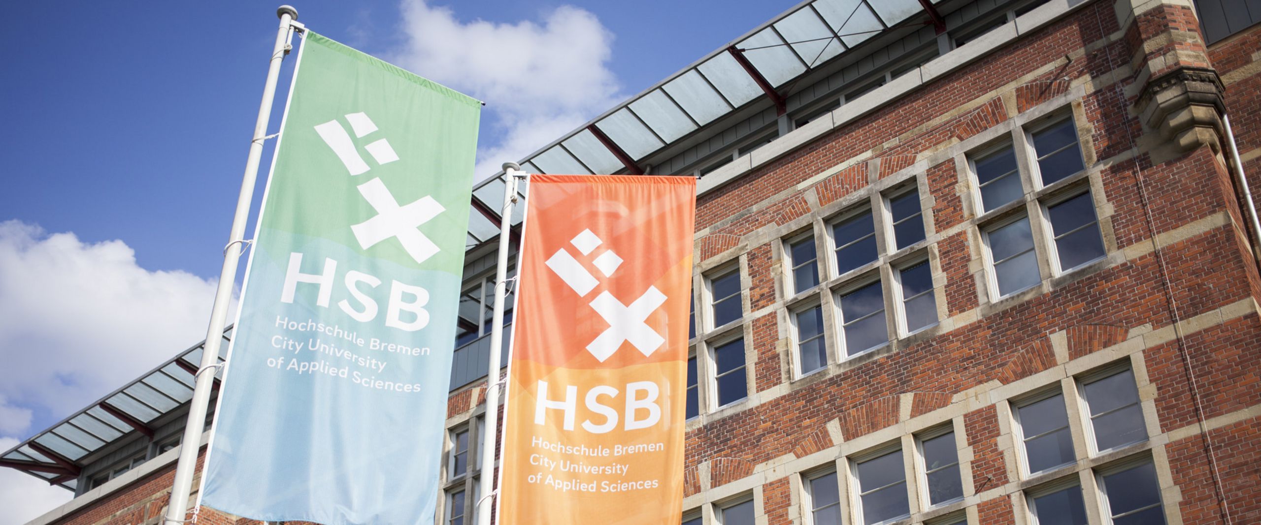 Hochschule Bremen mit Flaggen Flaggen vor dem M-Gebäude der HSB