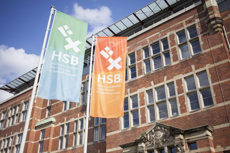 Hochschule Bremen mit Flaggen Flaggen vor dem M-Gebäude der HSB