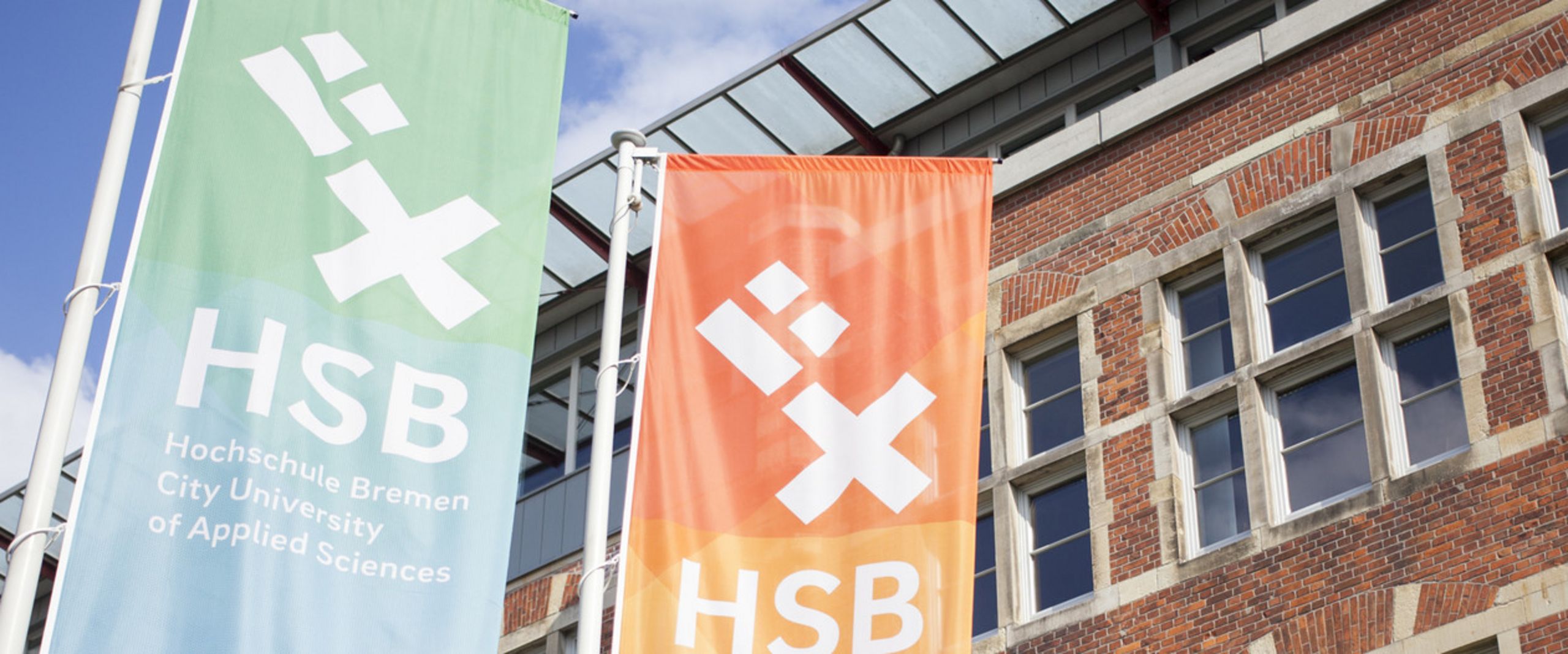 Hochschule Bremen mit Flaggen Flaggen vor dem M-Gebäude der HSB
