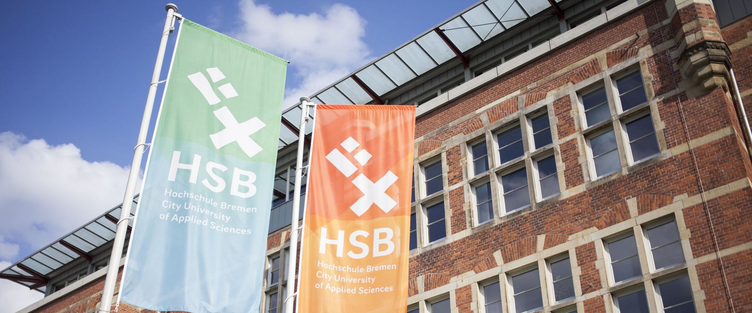 Flaggen vor dem M-Gebäude der HSB