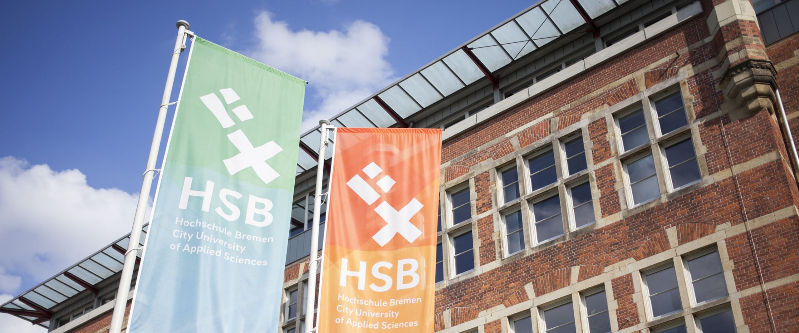 Flaggen vor dem M-Geb&auml;ude der HSB