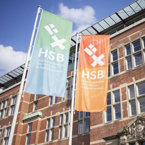 Flaggen vor dem M-Geb&auml;ude der HSB