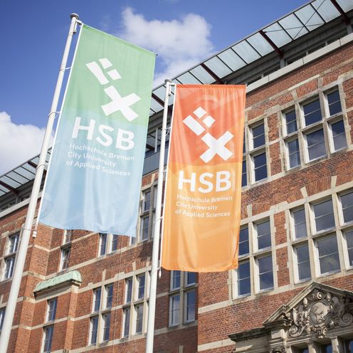 Flaggen vor dem M-Geb&auml;ude der HSB