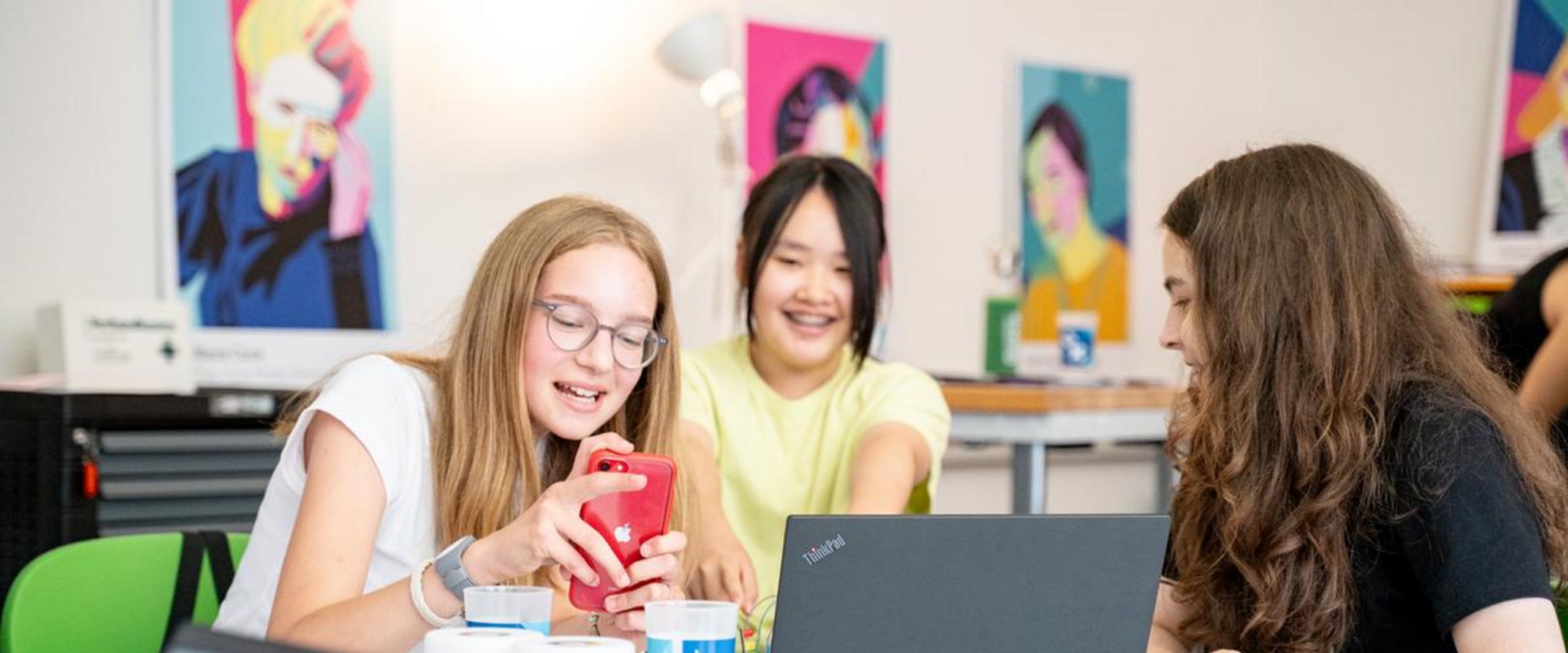 Drei Schülerinnen haben Spaß im meetMINT-Space an der Hochschule Bremen.