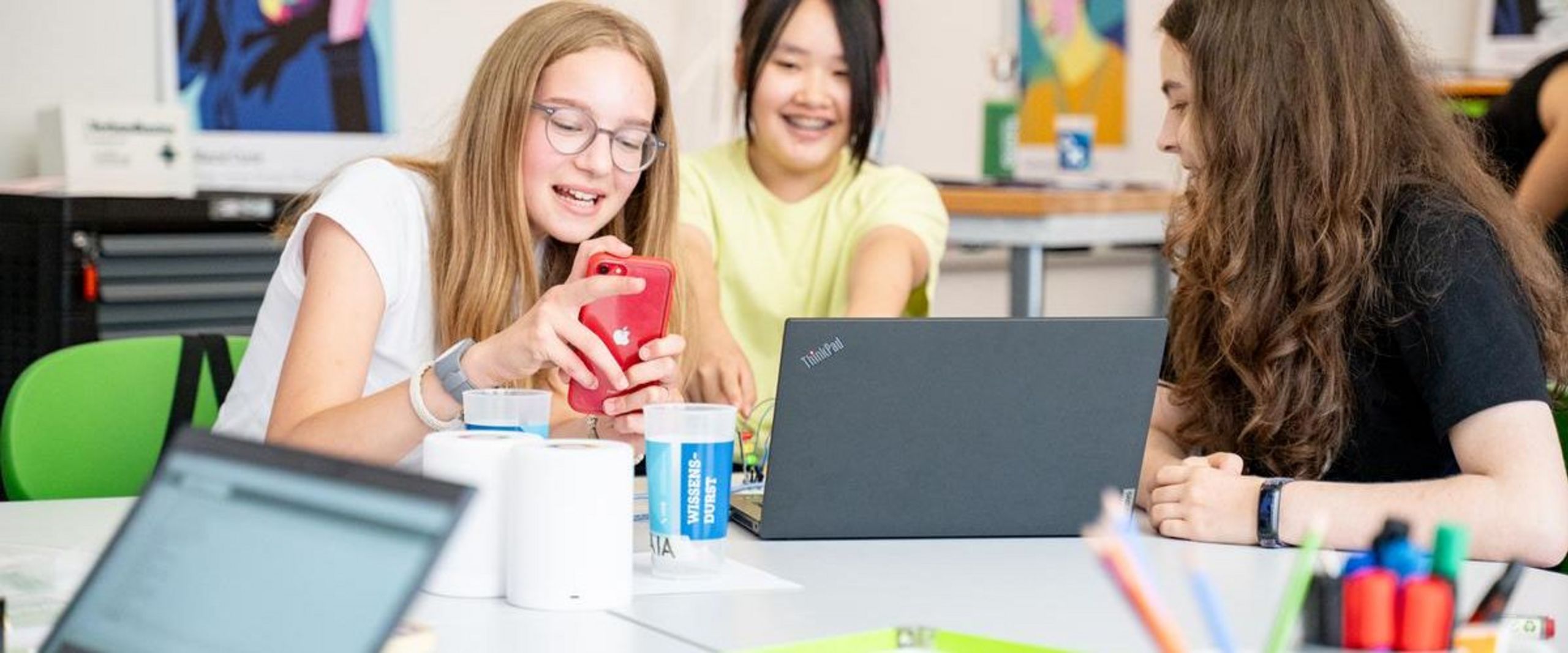 Drei Schülerinnen haben Spaß im meetMINT-Space an der Hochschule Bremen.