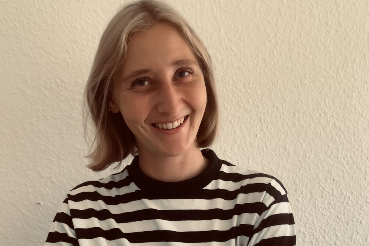 Bild zeigt junge Frau mit Streifenpulli und einem herzlichen Lächeln