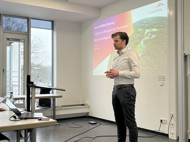 Das Bild zeigt einen Vortragenden beim 2. Praxisseminar Logistik und Supply Chain Management an der HSB.