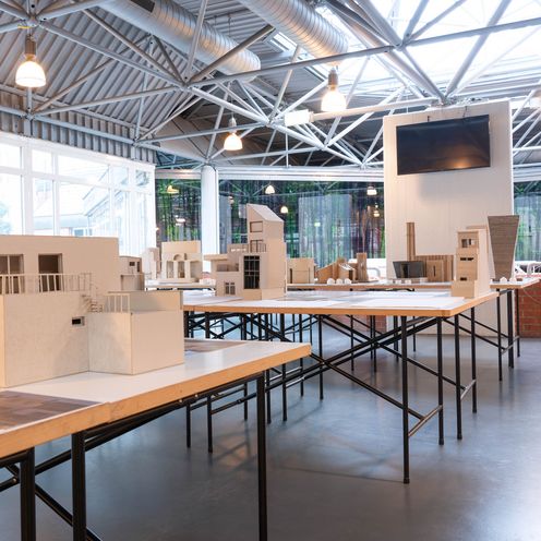 Architektur-Modelle stehen auf langen Tischen
