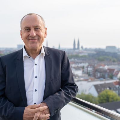 Prof. Dr. Konrad Wolf auf der Terrasse des AB Gebäudes mit Blick auf Bremen