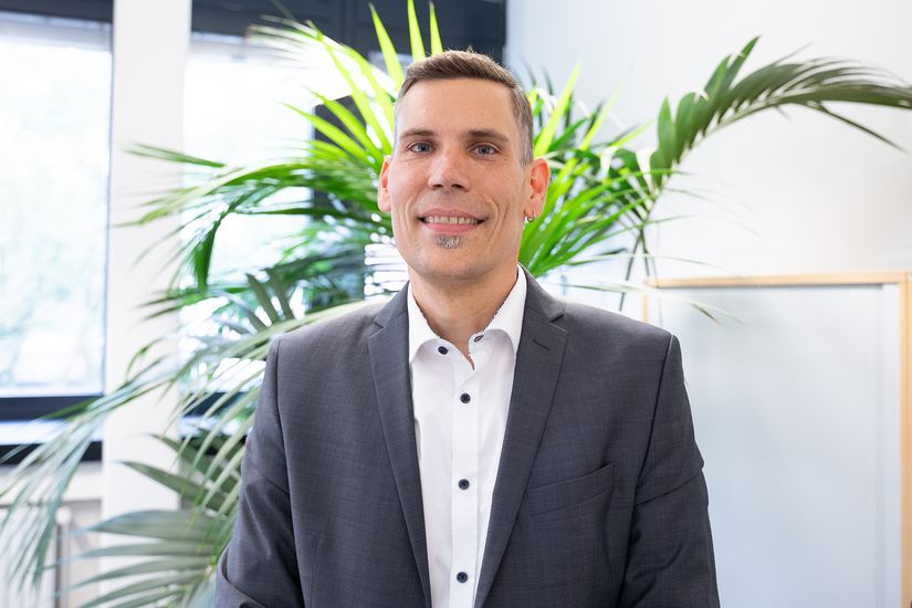 Porträt Prof. Dr. Dr. Jan Thiele vor einer Pflanze 