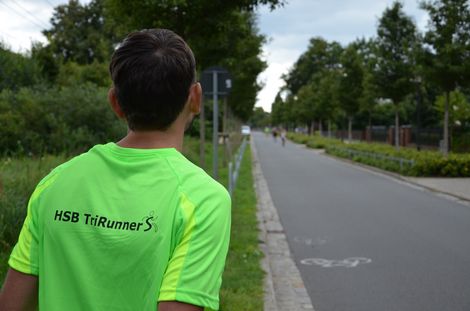 Ein L&auml;ufer der HSB TriRunners betrachtet die Strecke auf einer Stra&szlig;e.