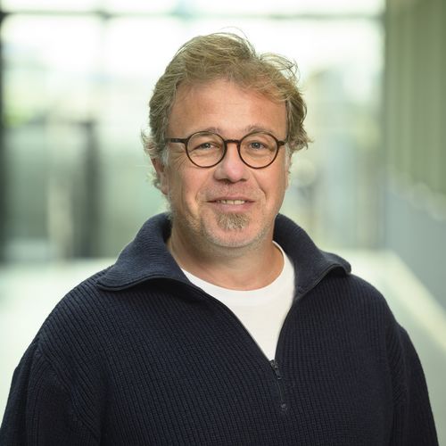 Portr&auml;t eines mannes mit brille und grauen, kurzen Haaren