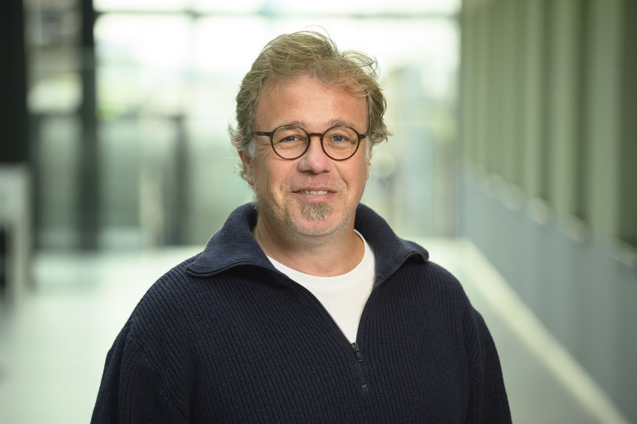 Portr&auml;t eines mannes mit brille und grauen, kurzen Haaren