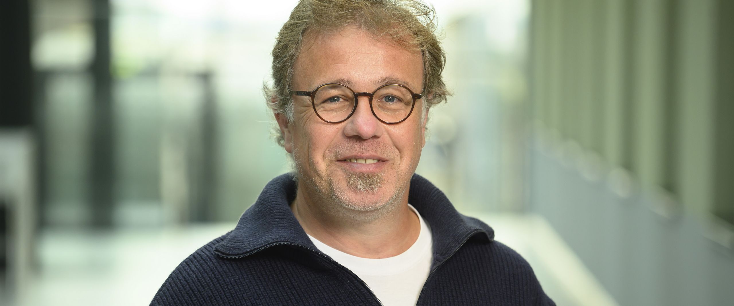 Honorarprofessor Dr. Stephan Ende Porträt eines mannes mit brille und grauen, kurzen Haaren