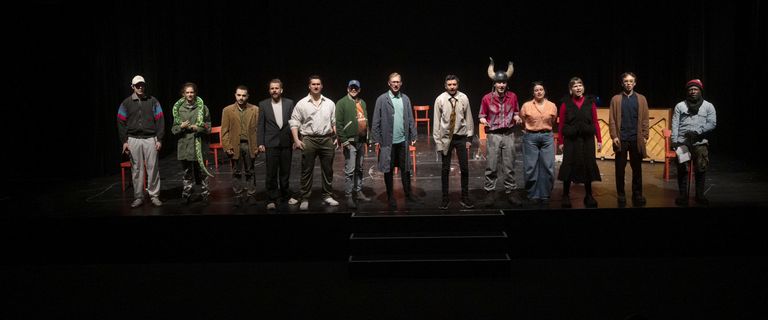 13 Schauspielerinnen und Schauspieler auf der B&uuml;hne der shakespeare company