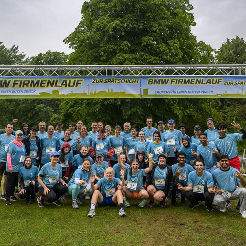 Gruppenbild mit M&auml;nnern und Frauen