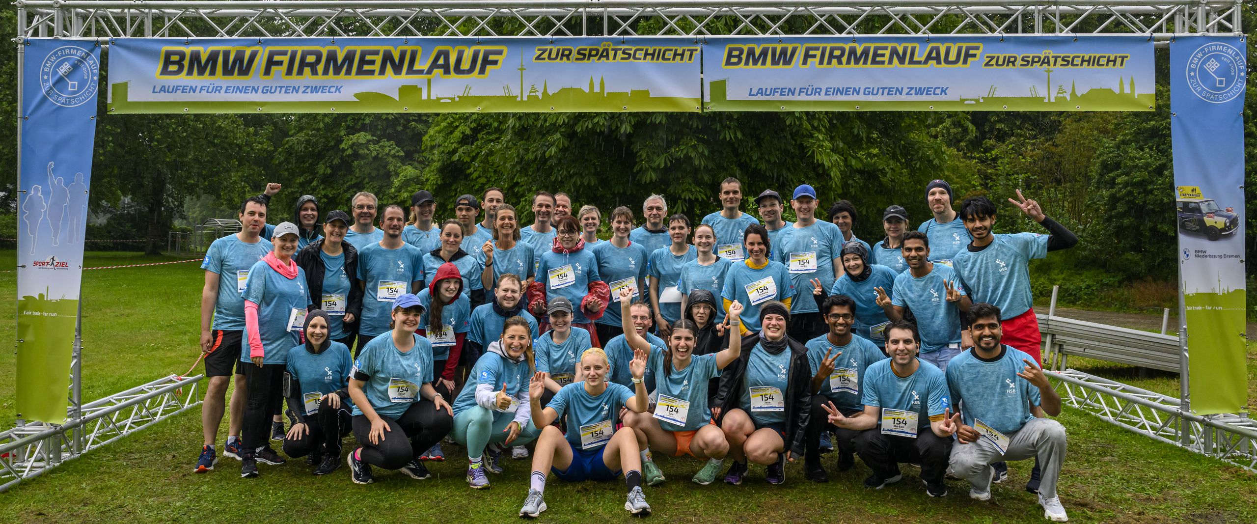BMW-Firmenlauf 2024 Gruppenbild mit Männern und Frauen