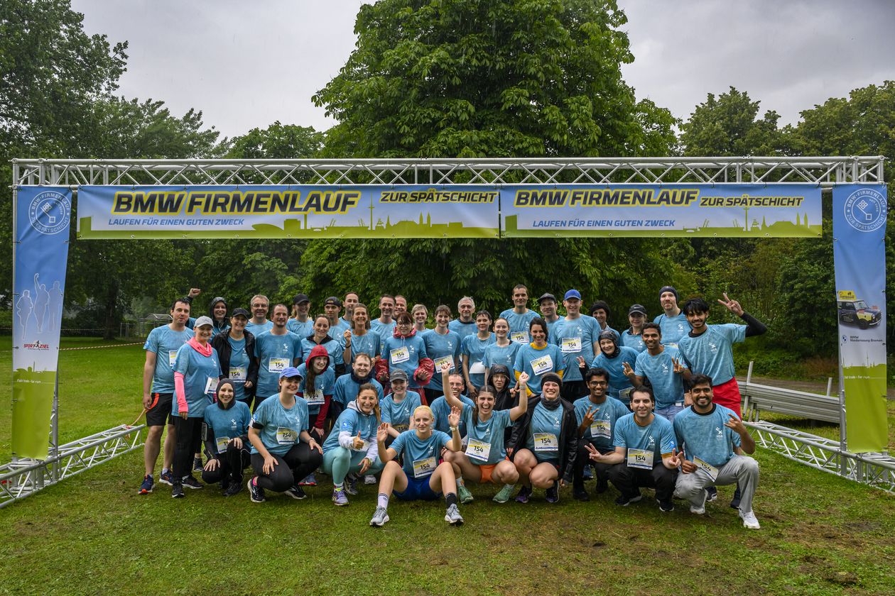 BMW-Firmenlauf 2024 Gruppenbild mit Männern und Frauen