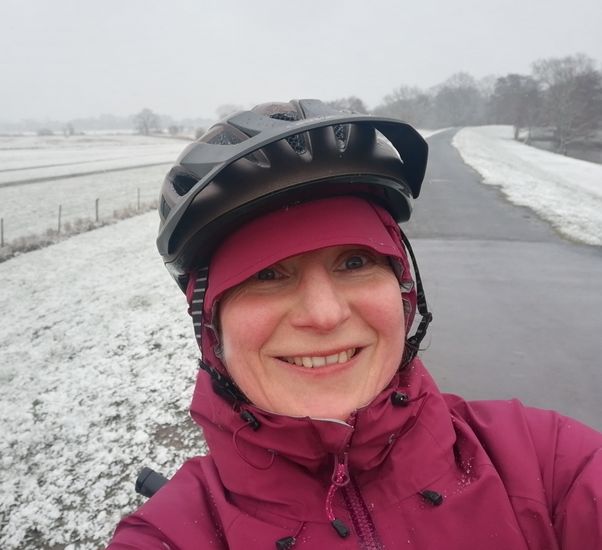 Sandra Conrad Juhls, Frau auf Rad mit Sturzhelm im Schnee