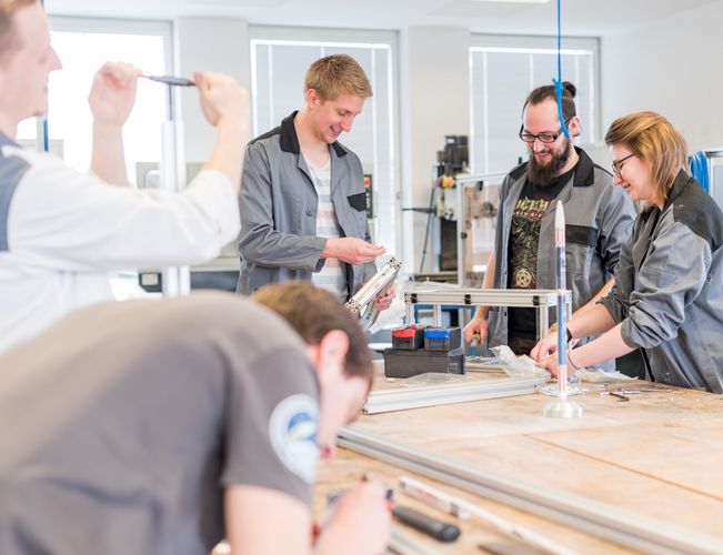 Luft- und Raumfahrt Studierende arbeiten an Bauteilen in einer Werkstatt