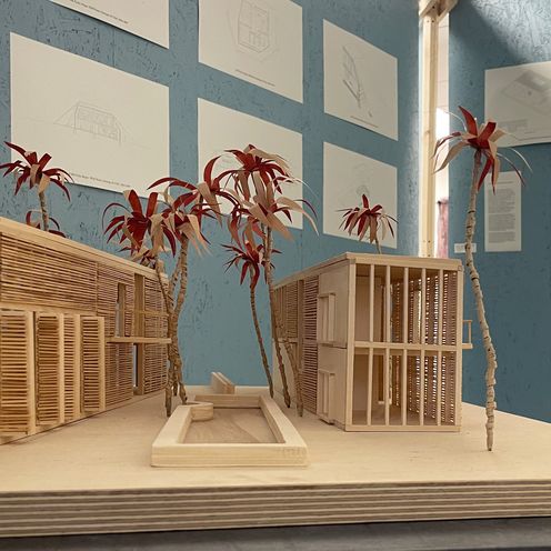 Architekturmodell aus Holz mit H&auml;usern und Palmen