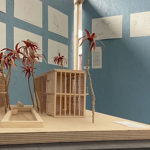 Architekturmodell aus Holz mit H&auml;usern und Palmen