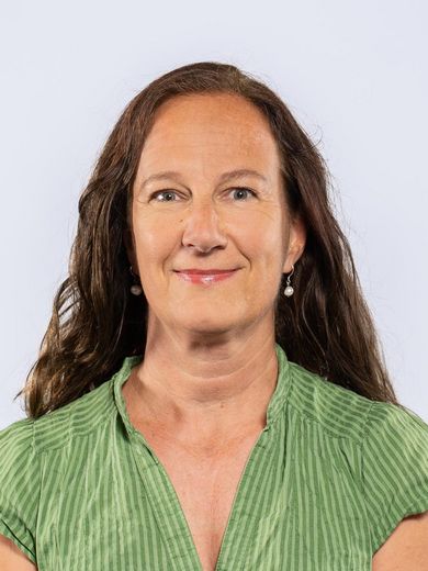 Auf dem Bild ist Anja Noke zusehen. Sie hat lange braune Haare und tr&auml;gt eine gr&uuml;ne Bluse. 
