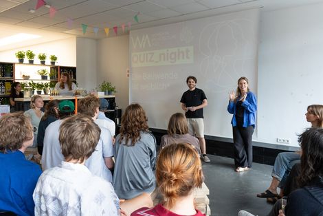 Mit zahlreichen Gästen und Projektbeteiligten eröffneten Studierende der Hochschule Bremen am 18. Juni das Café des Women in Architecture Festivals (WIA) in der AB- Galerie am Neustadtswall: Foto: HSB/ B. Schürkamp