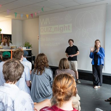 Eröffnung WIA-Festival-Café Mit zahlreichen Gästen und Projektbeteiligten eröffneten Studierende der Hochschule Bremen am 18. Juni das Café des Women in Architecture Festivals (WIA) in der AB- Galerie am Neustadtswall: Foto: HSB/ B. Schürkamp