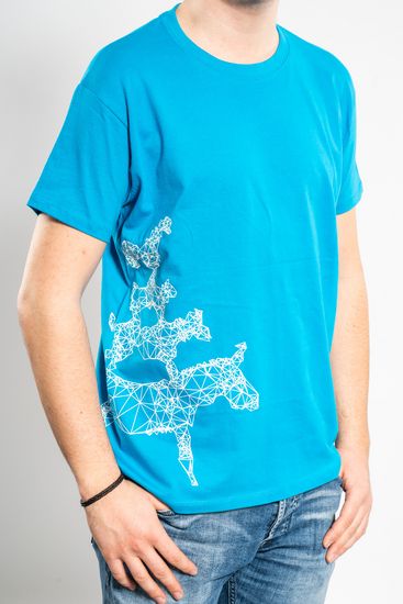 Das Model trägt ein blaues T-Shirt für Herren mit der Silhouette der Bremer Stadtmusikanten darauf.