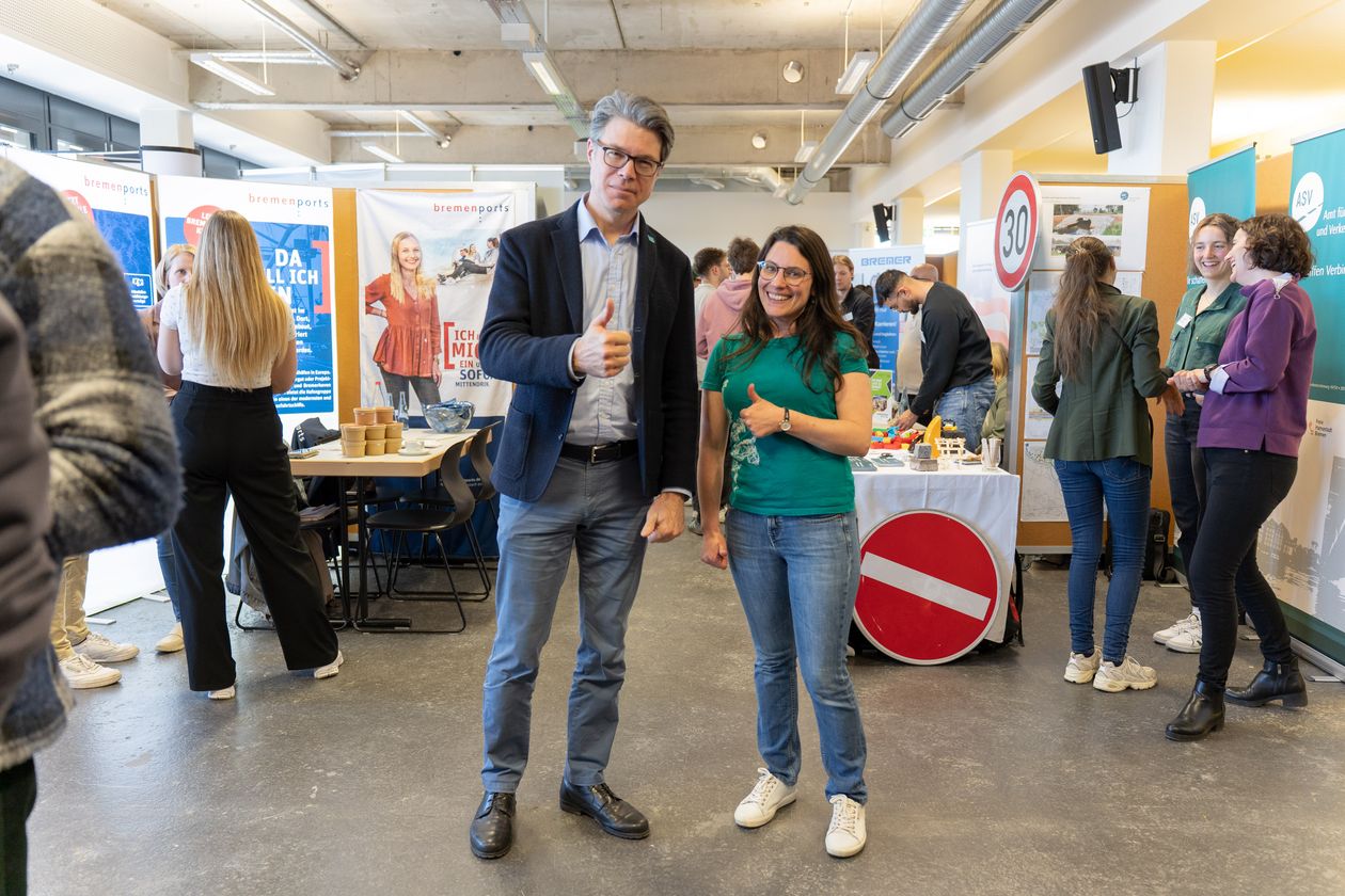 Organisiert wird das Event von der Abteilung Bau und Umwelt, vertreten durch Prof. Dr.-Ing. Marc Gutermann (Studiengangsleitung Bau B. Sc. dual) und Antonia Ley (Koordinatorin Dual/ International). Foto: HSB / Jessica Ammann