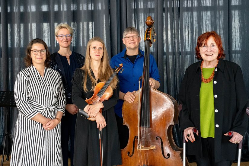 Gruppenbild mit M&auml;nnern und Frauen