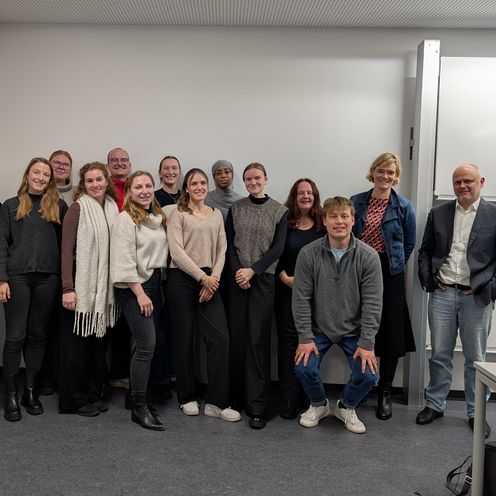 Das Bild zeigt eine Gruppe Studierender mit Prof. Dr. Rosemarie Koch und dem Gastredner Dr. Rouven Buchtala.