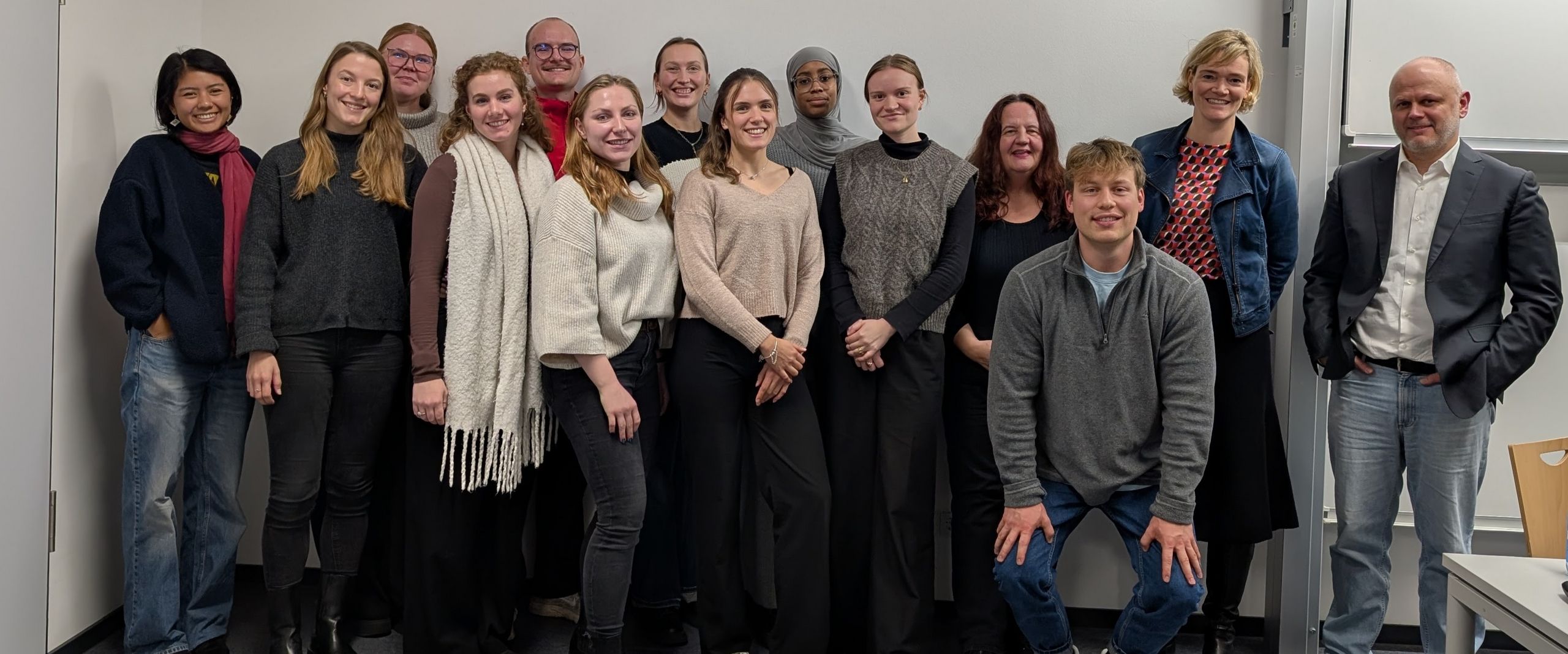 Das Bild zeigt eine Gruppe Studierender mit Prof. Dr. Rosemarie Koch und dem Gastredner Dr. Rouven Buchtala.