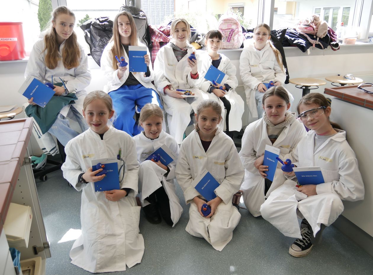 Sch&uuml;lerinnen erkunden beim Zukunftstag die Labore f&uuml;r Umwelttechnik. Kleine Geschenke der Firma hanseWasser Bremen rundeten den Tag f&uuml;r die M&auml;dchen ab. Foto: HSB/Antje Clasen