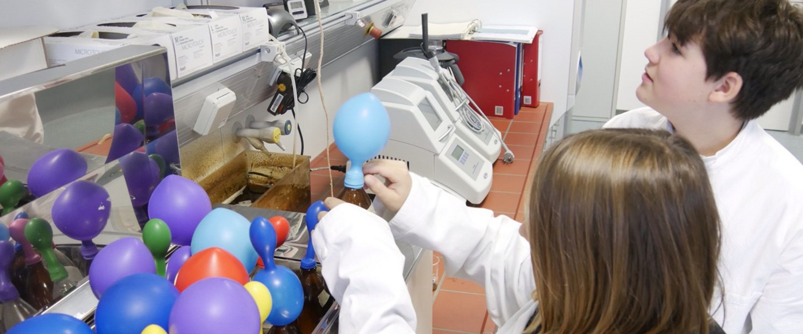 Kinder im Labor der HSB